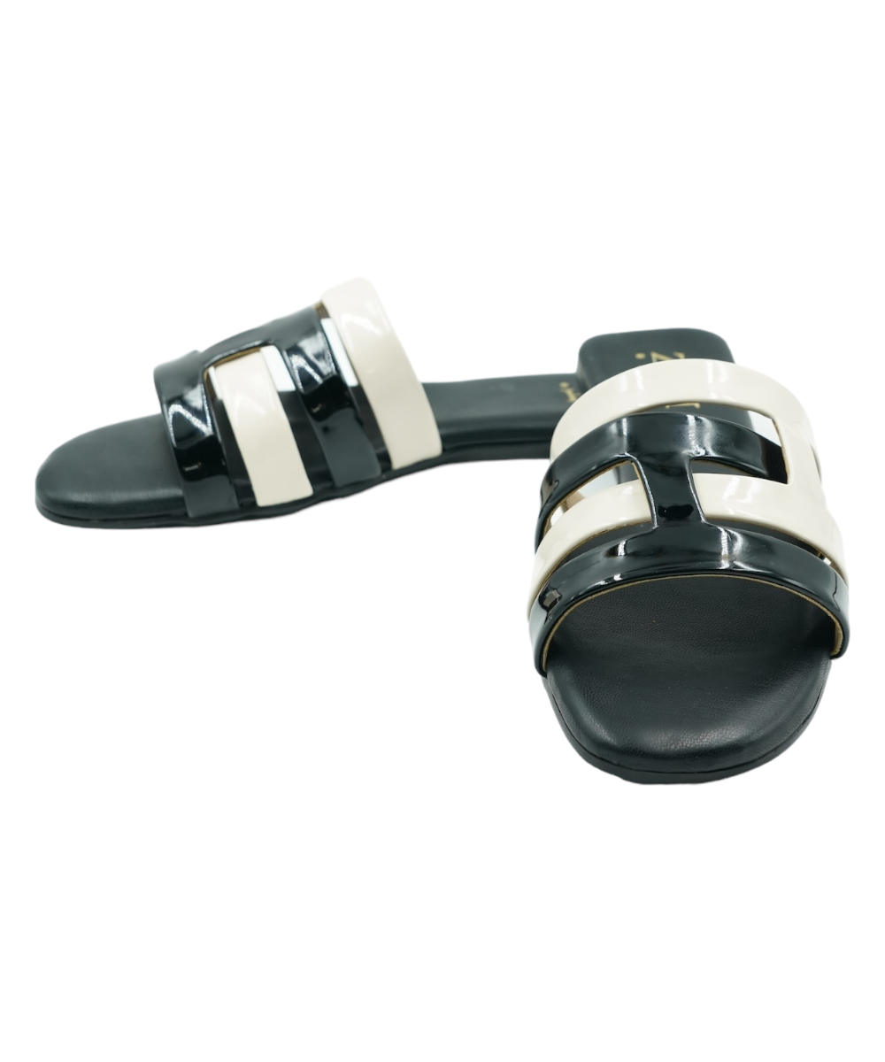 Black Azzura Flats with black and white geometric design, flat open-toe sandals made of vegan leather.
